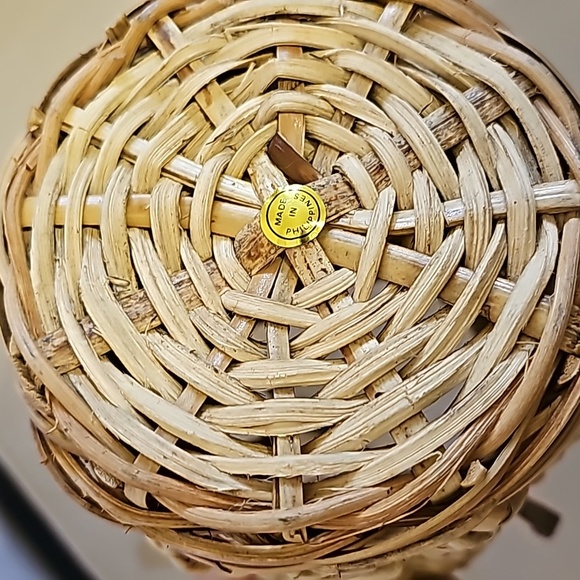 Basket with Metal Handle - Picture 5 of 9